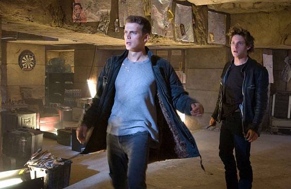 g-11.jpg - In JUMPER, a genetic anomaly allows Hayden Christensen and Jamie Bell to teleport anywhere in the world.