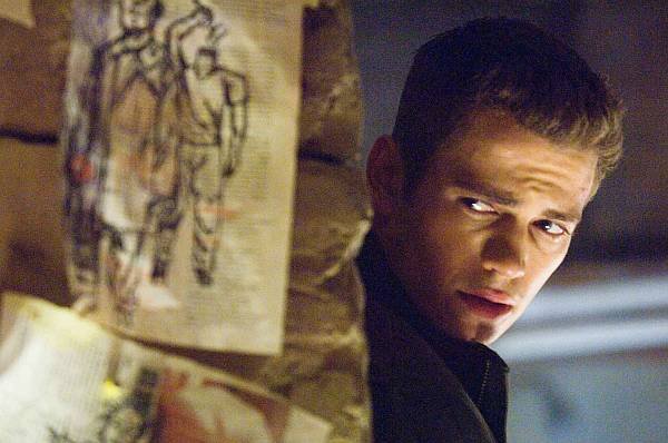 g-17.jpg - Hayden Christensen hides from the deadly Paladins, a secret sect sworn to destroy the "Jumpers."